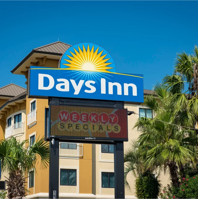 Watchfire LED display at Days Inn with display flash effect by Vintage Sign & Light